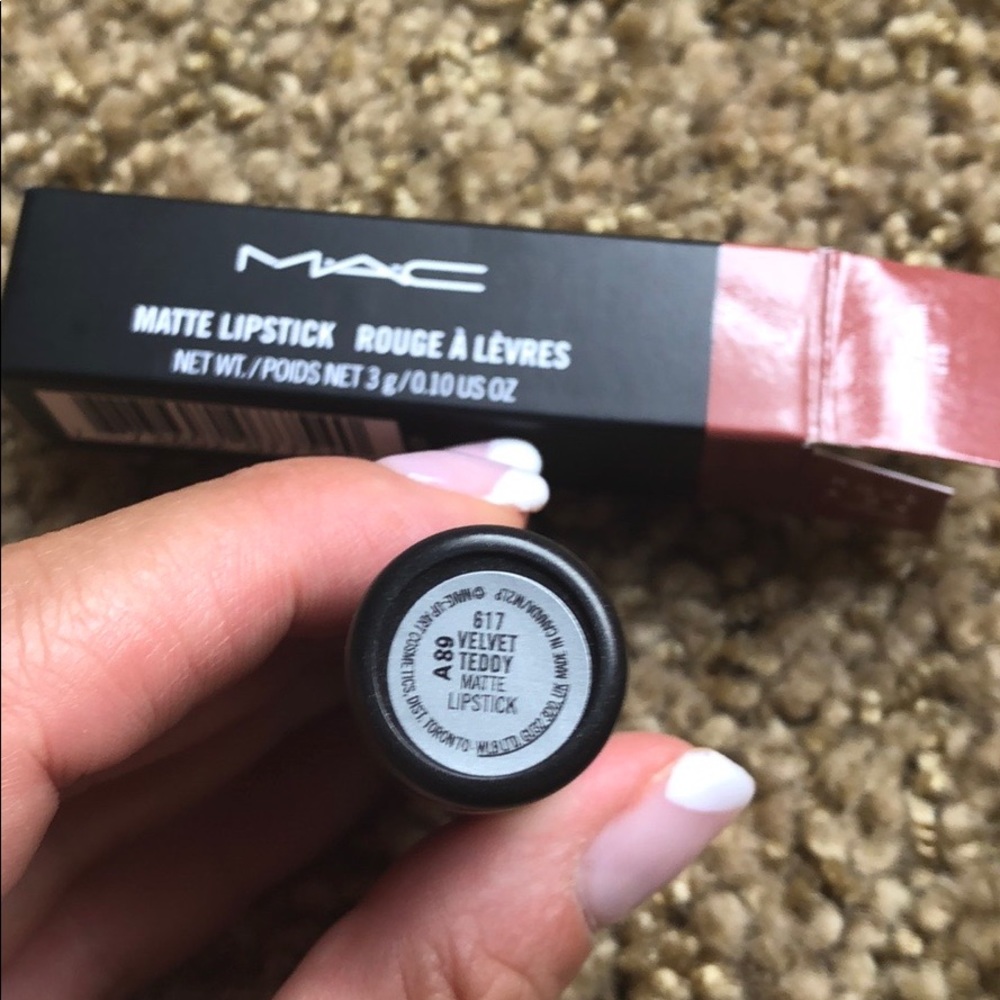 NWB Velvet Teddy Lipstick - Picture 4 of 4